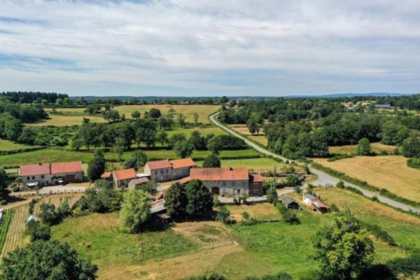 Roue D'Escampette Gite D'Etape Et De Sejour Champagnat  外观 照片